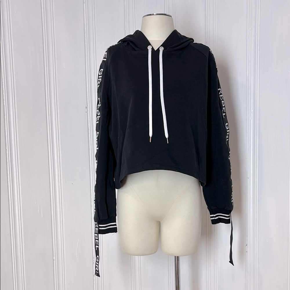 RINASCIMENTO “Rebel Girl” Cropped Hoodie